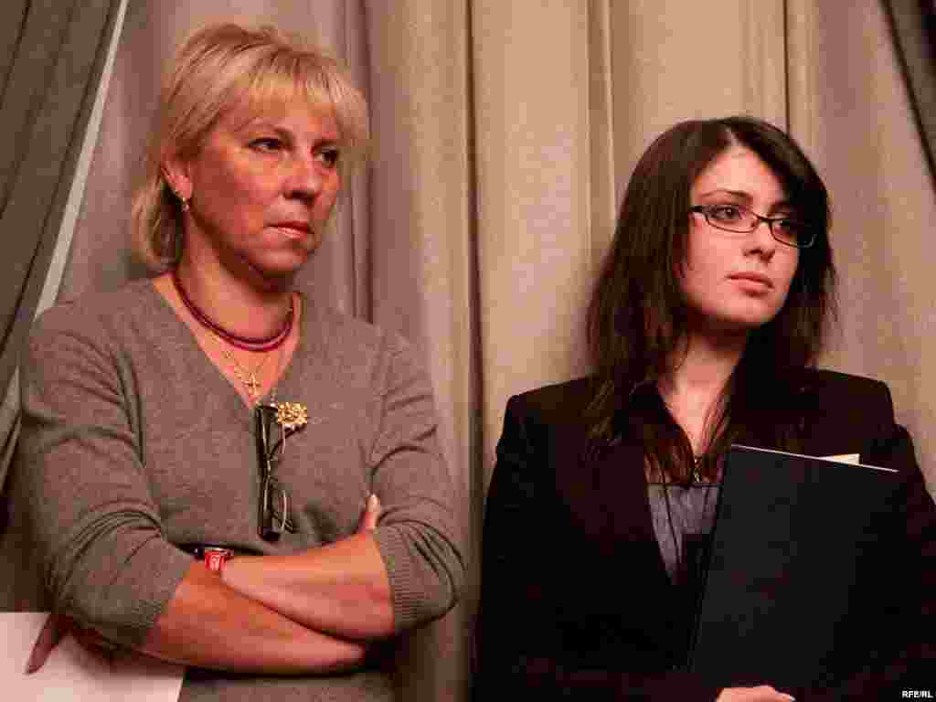 Elena Lukianova (st.), una din avocatele lui Hoodrkovski și fiica sa Anastasia Hodokovskaia la o ceremonie de acordare a premiului literar al revistei Znamia, lui Hodorkovski, în ianuarie 2010, pentru volumul Dialoguri cu Liudmila Ulițkaia.