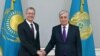 Қазақстан президенті Қасым-Жомарт Тоқаев (оң жақта) және АҚШ-тың Қазақстандағы елшісі Дэниел Розенблюм қол алысып тұр. 14 қараша 2022 жыл. 