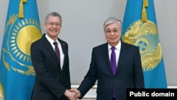 Қазақстан президенті Қасым-Жомарт Тоқаев (оң жақта) және АҚШ-тың Қазақстандағы елшісі Дэниел Розенблюм қол алысып тұр. 14 қараша 2022 жыл.
