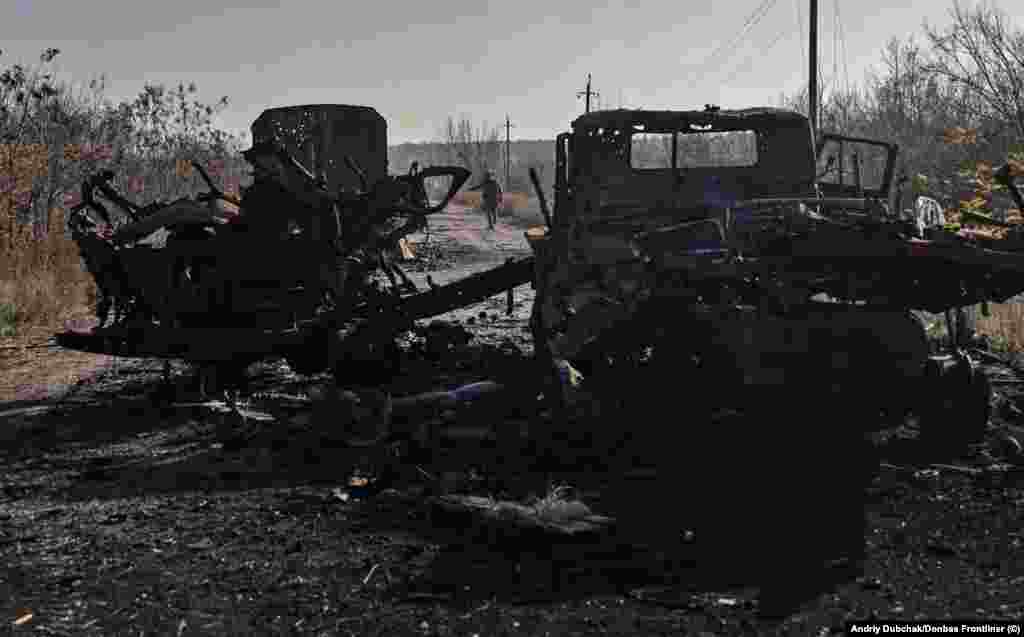 Знищені обстрілами автомобілі на дорозі біля Снігурівки. Росія заявила про відхід із Херсона, оскільки у зв'язку із наступом ЗСУ виникла загроза потрапляння великого російського угруповання у котел. Під час свого відходу російські військові замінували територію, підрвали котельні та телецентр у Харкові, а потім підірвали Антонівський міст