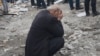 Житель города Диярбакыр на юго-востоке Турции во время поиска выживших в землетрясении 6 февраля 2023 года.&nbsp;На юго-востоке Турции в провинции Кахраманмараш <a href="https://d2lwvxkhb0ymqg.cloudfront.net/a/v-turtsii-proizoshlo-moschnoe-zemletryasenie/32257118.html" target="_self">произошло землетрясение</a> магнитудой 7,4 балла. Толчки ощущались в соседних странах. Рухнули тысячи зданий