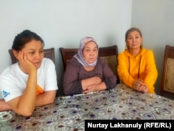Sinjiang lagerlerinden dogan-garyndaşlarynyň boşadylmagyny talap edýän aktiwistler. Çepden saga: Gülfiýa Kazybek, Halida Akythan we Gauhar Kurmanaliýewa
