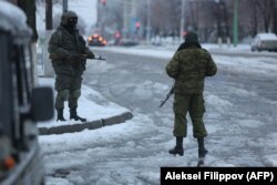 Лугансктын көчөлөрүндөгү адамдар.