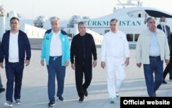 Merkezi Aziýa döwletleriniň baştutanlarynyň ilkinji özara maslahat alyşmak ýygnagy Nur-Sultanda (2018), ikinjisi Daşkentde (2019) geçirildi. 2020-nji ýylda sammiti Gyrgyzystanda geçirmek meýilleşdirildi, ýöne koronawirus pandemiýasy sebäpli, bir ýyl yza süýşürildi. (Suratda) 2021-nji ýylyň awgust aýynda Türkmenistan sebitdäki goňşularyny kabul etdi.