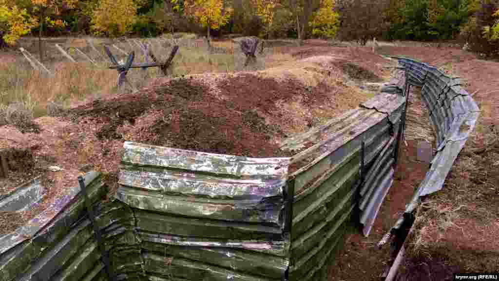 На майданчику «Патріот» обладнали окопи та вогневі точки за зразком ділянки оборони зведеного полку кремлівських курсантів під Москвою в листопаді 1941 року. Тут же проходять польові заняття курсантів створеного у 2019 році Військового навчального центру при російському Кримському федеральному університеті. Його курсанти – одночасно студенти-очники структурних підрозділів і філій КФУ, які додатково проходять навчання за програмою підготовки офіцерів, сержантів і солдатів запасу для російської армії