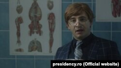 Emilian Cretu egy orvos, egy beteg és egy temetkezési vállalkozó szerepében látható a COVID-vakcinát népszerűsítő videókban