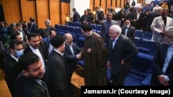 ایلنا میگوید خبرنگارش زمانی که خواسته به محمد خاتمی و حسن خمینی نزدیک شود، با برخورد محافظان حسن خمینی روبهرو شده است.
