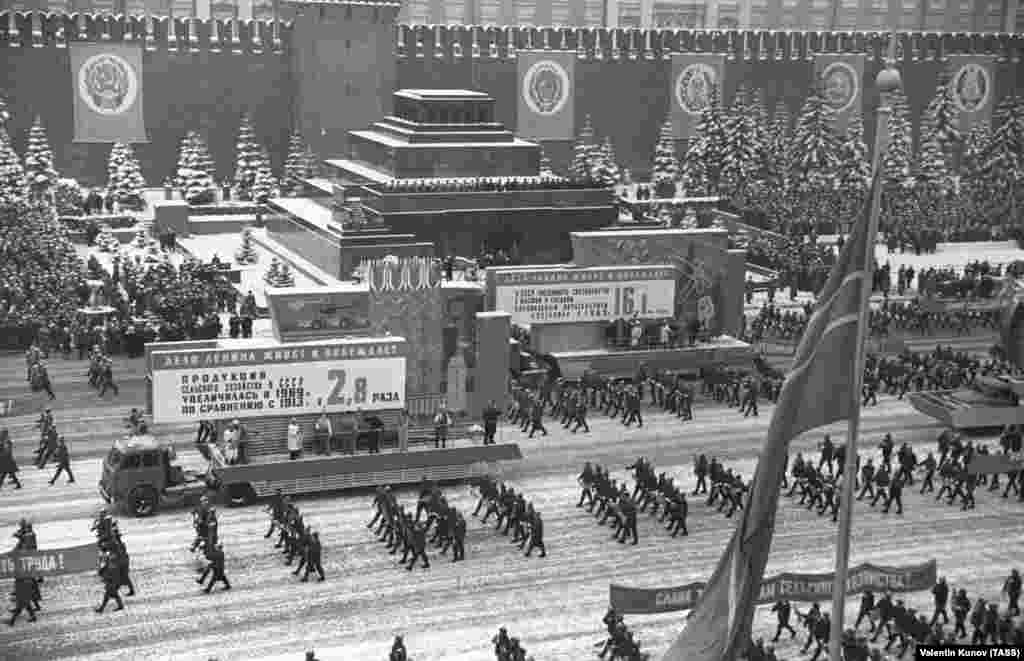 Парад на Красной площади в 1970 году. Советские лидеры выстроились в ряд на смотровой площадке мавзолея Мавзолей служил символическим ядром советской власти. Он был объектом множества нападений, включая взрыв террориста-смертника в 1973 году. Тогда погиб сам смертник и вошедшая вслед за ним в мавзолей пара. Тело Ленина, как сообщали, не пострадало от взрыва