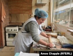 Жительница Абовяна, бежавшая из Степанакерта в сентябре 2023 года, раскатывает тесто для женгялов хац. На центральном рынке Абовяна и вокруг него это традиционное блюдо продают как минимум в трёх точках, которыми управляют карабахские армянские беженцы