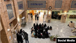 دانشجویان روانشناسی دانشگاه بهشتی اعلام کردهاند بهدلیل به خطر افتادن «بدیهیترین حقوق» دانشجویان از جمله «حق امنیت» دست به اعتصاب زدهاند