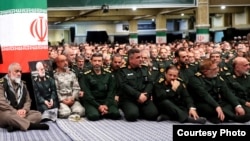 Grupa komandanata Revolucionarne garde sluša govor iranskog vrhovnog vođe ajatolaha Alija Hamneija u Teheranu, avgust 2023.