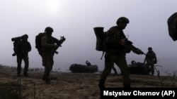 Украинские военнослужащие идут по берегу Днепра (архивное фото).