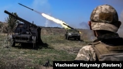 Украинские военнослужащие стреляют из малых реактивных систем залпового огня по позициям армии РФ вблизи линии фронта в Запорожской области, 19 августа 2023 года.