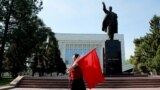 Памятник Ленина на Старой площади в Бишкеке. 