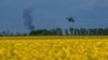 Український гелікоптер Мі-8 повертається з бойового завдання на передовій в Харківській області, 19 травня 2024 року