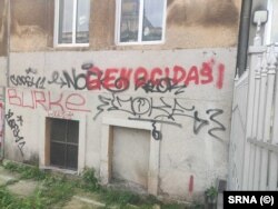 Natpis u neposrednoj blizini Ambasade Srbije; 14. juni 2024.