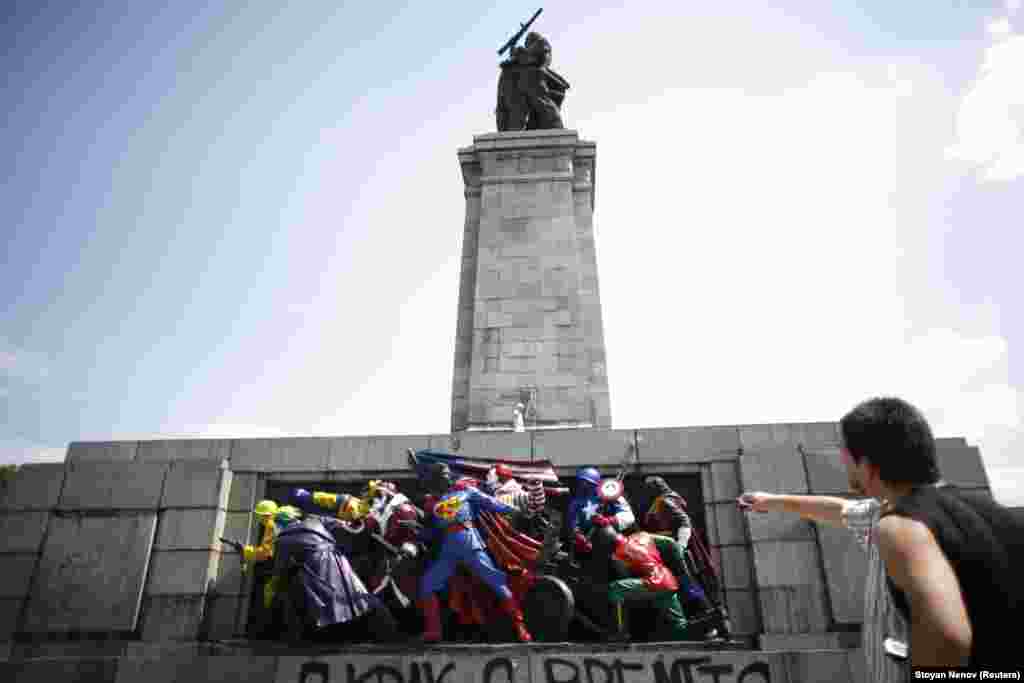 In June 2011, a relief on the memorial depicting Soviet soldiers advancing in battle was illegally repainted to portray various Western comic-book characters, as well as Ronald McDonald and Santa Claus. Graffiti beneath the characters read: “Moving With The Times.”