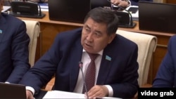Бас прокурорға сауал жолдап тұрған депутат Ермұрат Бәпи. 5 сәуір, 2023 жыл.