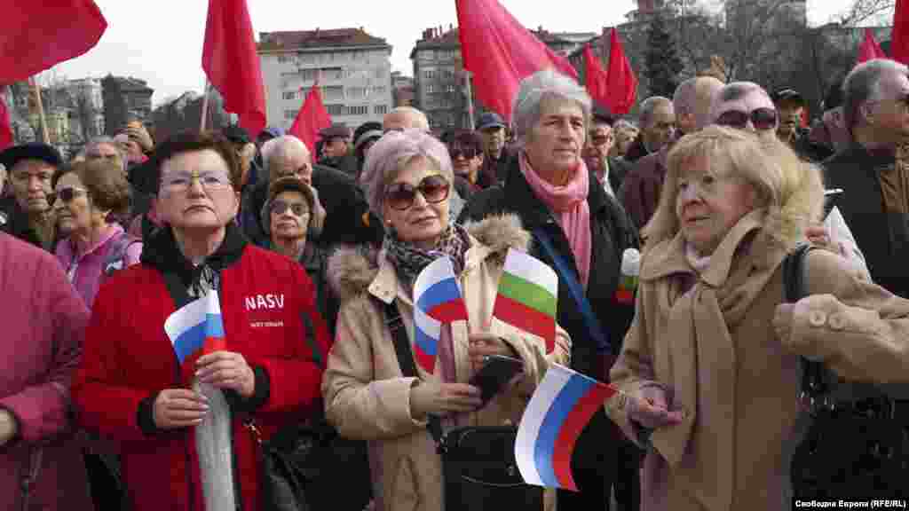 Protesters holding Russian and Bulgarian flags. BSP member Borislav Gutsanov told the crowd, “Let us not allow memory to be erased,” adding, “We will not allow the destruction of this monument." 