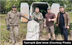Волонтеры во время эвакуации скульптур из Донецкой области.