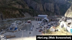 რუსეთ-საქართველოს საზღვარზე მდებარე საკონტროლო-გამშვები პუნქტი, სადაც ციხიდან გათავისუფლებული უკრაინის მოქალაქეები იმყოფებოდნენ.