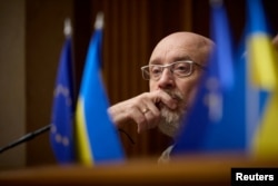 Oleksij Reznikov je na kraju smijenjen sa mjesta ministra odbrane nakon skandala koji je uključivao dobavljače koji su snabdijevali hranu vojsci po napuhanim cijenama.