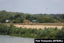 Бетонные укрепления на берегу Урала. Село Облавка, Западно-Казахстанская область, 4 августа 2023 года