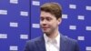 Ilja Medvedev, sin bivšeg ruskog predsednika Dmitrija Medvedeva, stoji ispred panoa s imenom vladajuće stranke Jedinstvena Rusija.