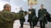 "Гребут всех подряд". В России идут облавы на призывников 