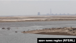 Вид из Никополя на оккупированный берег Энергодара через высохшее Каховское водохранилище