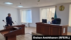 Тіркелмеген "Алаш Орда" заңгері Әлібек Алмабаев және судья Қайрат Смағұлов. Aстана, 2 наурыз, 2023 жыл.