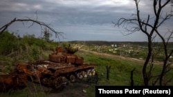 Згорілий російський танк біля Богородичного на Донеччині, архівне фото