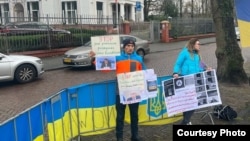 Ресейдің Голландиядағы елшілігі алдындағы акция. Амстердам, 13 желтоқсан 2023 жыл.
