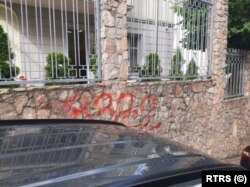 Grafit sa ispisanim brojem žrtava genocida u Srebrenici na zgradama mađarske i slovačke ambasade u Sarajevu, 14. juni 2024.