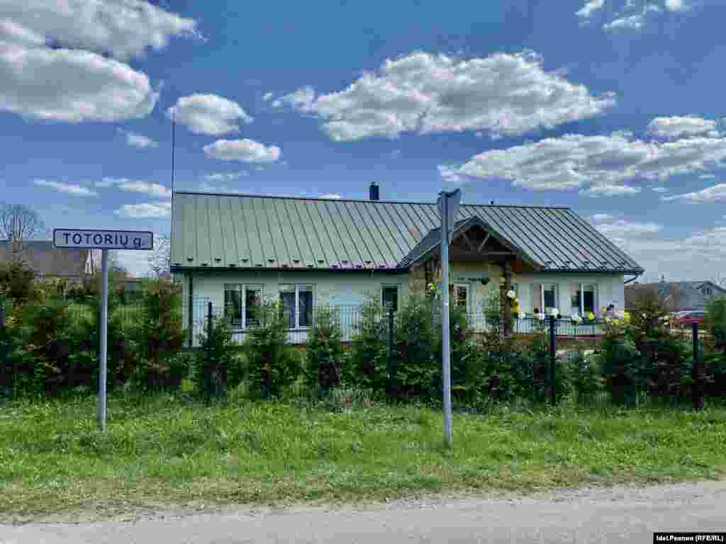 На въезде в деревню виднеется указатель: Totorių gatve, что значит "Татарская улица". Там же, в её начале, расположено небольшое одноэтажное здание зелёного цвета. Это культурный центр татарской общины (на табличке написано на литовском: "Totorių bendruomenės kultūros centras").