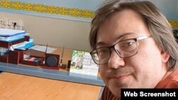 ШҚО сайлау комиссиясына талап айтып барған ШҚО мәслихаты депутаттығына кандидат Александра Осипованың сенімді өкілі Роман Честных. 24 наурыз, 2023 жыл. Скриншот.