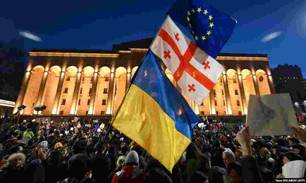 К вечеру у здания парламента внось собрались тысячи демонстрантов. Фото — Vano Shlamov (AFP).