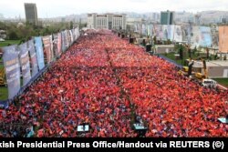 Митинг сторонников Реджепа Эрдогана в Анкаре 30 апреля 2023 года. Фото: пресс-служба президента Турции via Reuters.