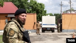 У следственного изолятора в Грозном, Чечня