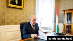 Sulyok Tamás első elnöki aláírása során elnöki palotájában 2023. március 5-én