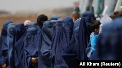 Öýlerinden göçürilen owgan aýallary Kabulda nagt pul ýardamyny kabul etmek üçin hatara düzülýär. 