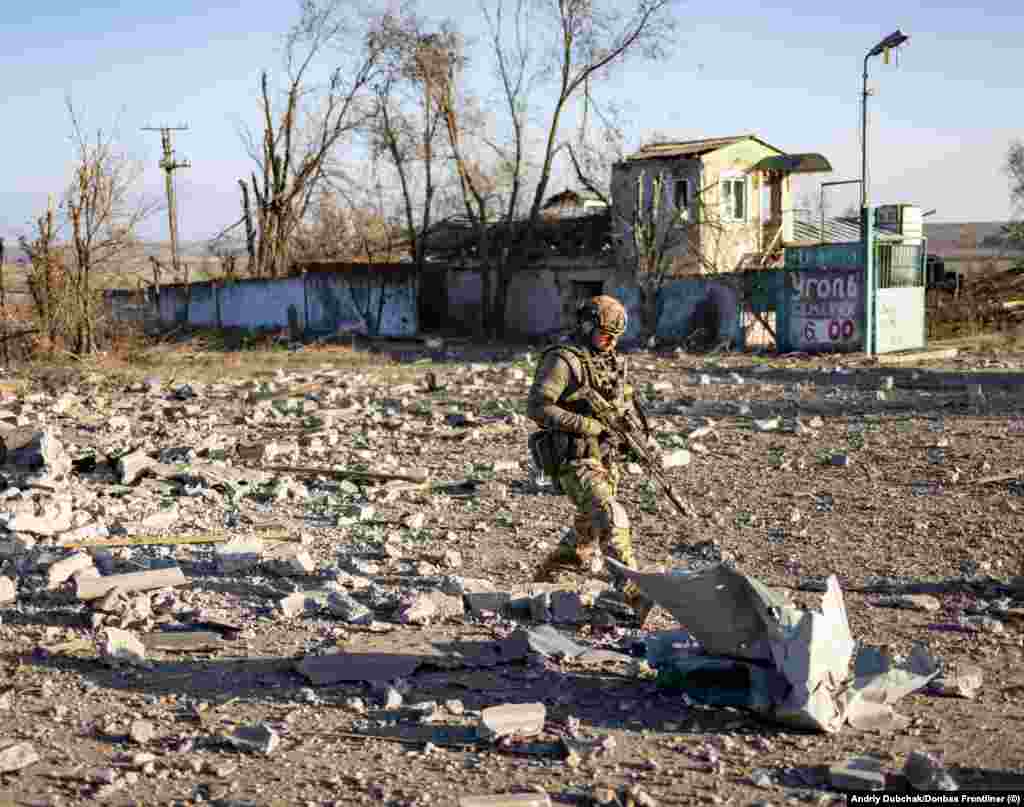 Український солдат 10 листопада іде по ушкодженій бойовими діями вулиці звільненого міста. Снігурівка розташована лише за 55 кілометрів на північ від Херсона. 11 листопада Головне управління розвідки Міністерства оборони України повідомило про те, що Херсон повертається під контроль української армії, до міста заходять частини ЗСУ