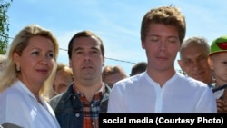 Ilja Medvedev (desno), bivši ruski predsednik Dmitrij Medvedev (u sredini) i Svetlana Medvedeva (levo).
