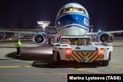 Боинг-737 авиакомпании "Волга-Днепр" в аэропорту Внуково перед вылетом в Норильск, 2020 год