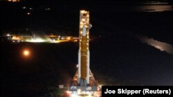 Ракета SLS на стартовой площадке на космодроме на мысе Канаверал