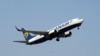Avion Rajanera poleće sa Međunarodnog aerodroma u Rigi, Letonija, 21. jula 2022. godine.