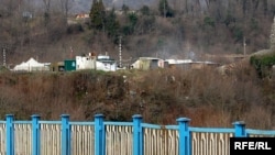 Журналисты ожидали грузинскую делегацию на мосту через Ингури