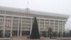 "Белый дом" - здание, где расположены Жогорку Кенеш и резиденция президента КР, Бишкек, 11 декабря 2012 года.