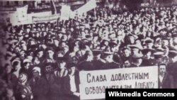 Митинг в Сталино (ныне Донецк) после освобождения города Красной армией. 8 сентября 1943. Фото (предположительно) Эммануила Евзерихина.