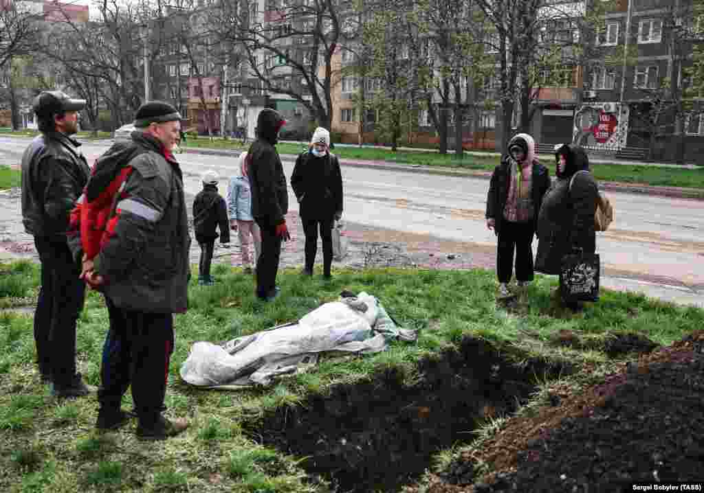 Похороны местного жителя в Мариуполе 19 апреля. Высокопоставленный представитель США 19 апреля заявил: «Пентагон стал свидетелем начала некоторых ограниченных наступательных операций к юго-западу от Донецка и к югу от Изюма. Мы считаем, что эти наступления являются прелюдией к более крупным наступательным операциям, которые планирует Россия» 